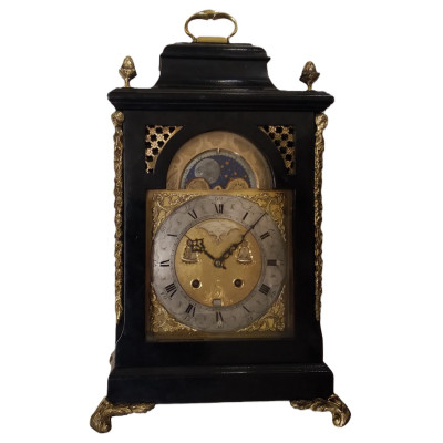 Bracketclock + dag-, maand- & datumaanduiding