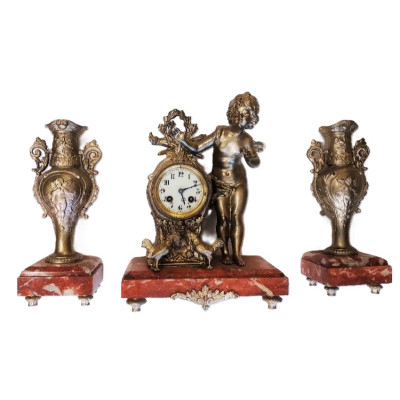 Franse pendule met vazen