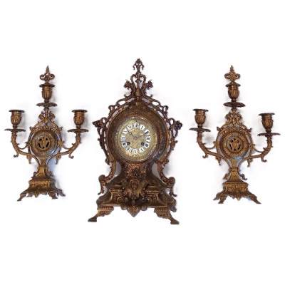 Bronzen pendule met kandelaars