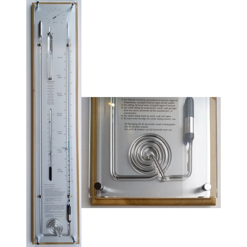Licht houten barometer met glas ervoor